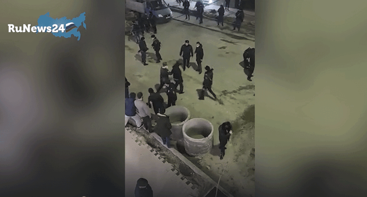 Массовая драка с участием порядка 40 человек в Махачкале. Кадр видео RUNEWS 24 https://rutube.ru/video/5acaf467f43f0a0861ce86cb08409f2f/ Массовая драка с участием порядка 40 человек в Махачкале. Кадр видео RUNEWS 24 https://rutube.ru/video/5acaf467f43f0a0861ce86cb08409f2f/
