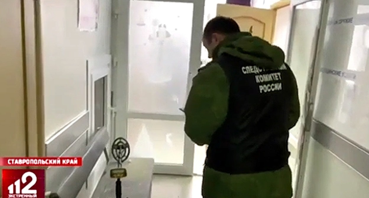 Сотрудник СК в больнице Светлограда, где 36-летний врач устроил стрельбу из автомата Калашникова. Кадр видео https://www.youtube.com/channel/UC3OZyVp2Nat2TcR53eLqBpQ Сотрудник СК в больнице Светлограда, где 36-летний врач устроил стрельбу из автомата Калашникова. Кадр видео https://www.youtube.com/channel/UC3OZyVp2Nat2TcR53eLqBpQ