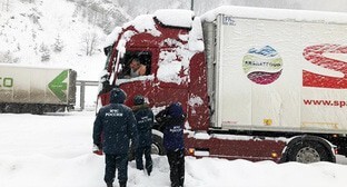 Грузовики возле пункта пропуска "Верхний Ларс". Фото: МЧС России по Республике Осетия-Алания https://15.mchs.gov.ru/ Грузовики возле пункта пропуска "Верхний Ларс". Фото: МЧС России по Республике Осетия-Алания https://15.mchs.gov.ru/