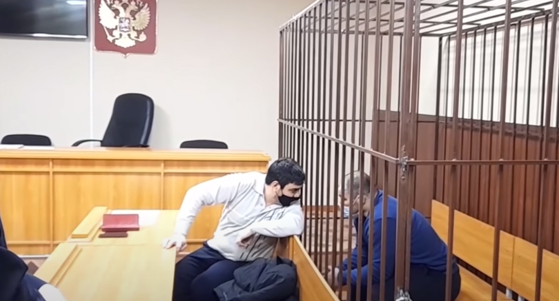 Обвиняемый на заседании Советского районного суда Махачкалы по делу об убийстве бывшего главы села Новокули Новолакского района Абакара Капланова и адвокат. Кадр видео
"Кавказского узла" https://www.youtube.com/watch?v=TaxYwlSWAC8 Обвиняемый на заседании Советского районного суда Махачкалы по делу об убийстве бывшего главы села Новокули Новолакского района Абакара Капланова и адвокат. Кадр видео
"Кавказского узла" https://www.youtube.com/watch?v=TaxYwlSWAC8