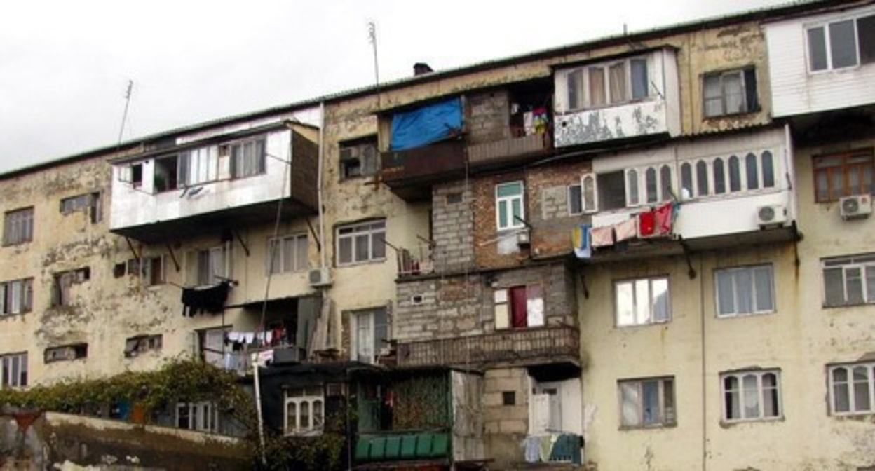 Фасад пятиэтажки в Батуми, 2013 год, фото Ю. Кашеты для "Кавказского узла" Фасад пятиэтажки в Батуми, 2013 год, фото Ю. Кашеты для "Кавказского узла"