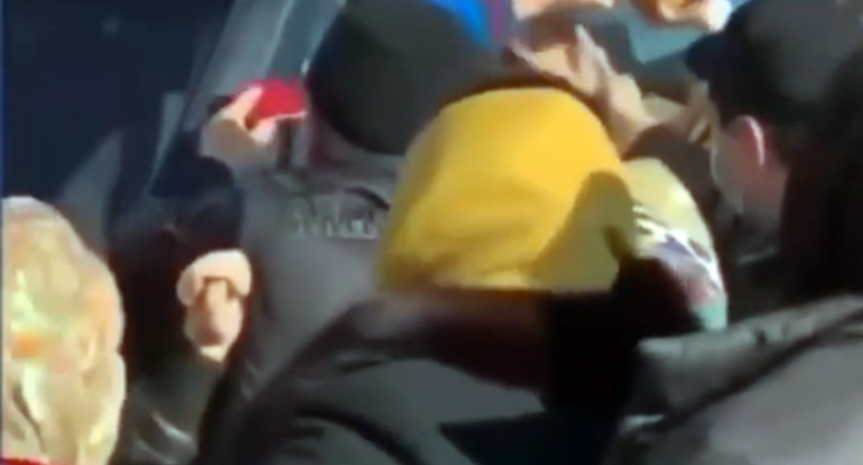Давка при раздаче меда в Махачкале. Скриншот из видео, опубликованного в Instagram-паблике makhachkala.live https://www.instagram.com/p/CYWUVBsF7VZ/ Давка при раздаче меда в Махачкале. Скриншот из видео, опубликованного в Instagram-паблике makhachkala.live https://www.instagram.com/p/CYWUVBsF7VZ/