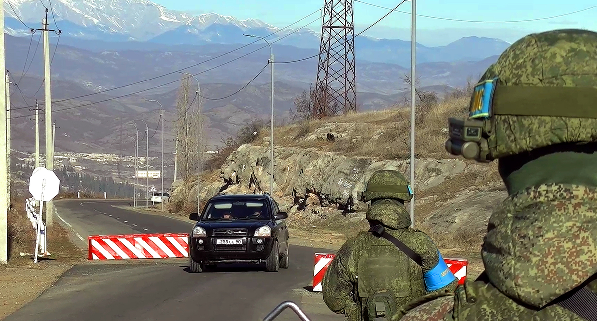 Российские миротворцы на КПП. Кадр видео пресс-службы МО России https://mil.ru/russian_peacekeeping_forces/news/more.htm?id=12402024@egNews Российские миротворцы на КПП. Кадр видео пресс-службы МО России https://mil.ru/russian_peacekeeping_forces/news/more.htm?id=12402024@egNews