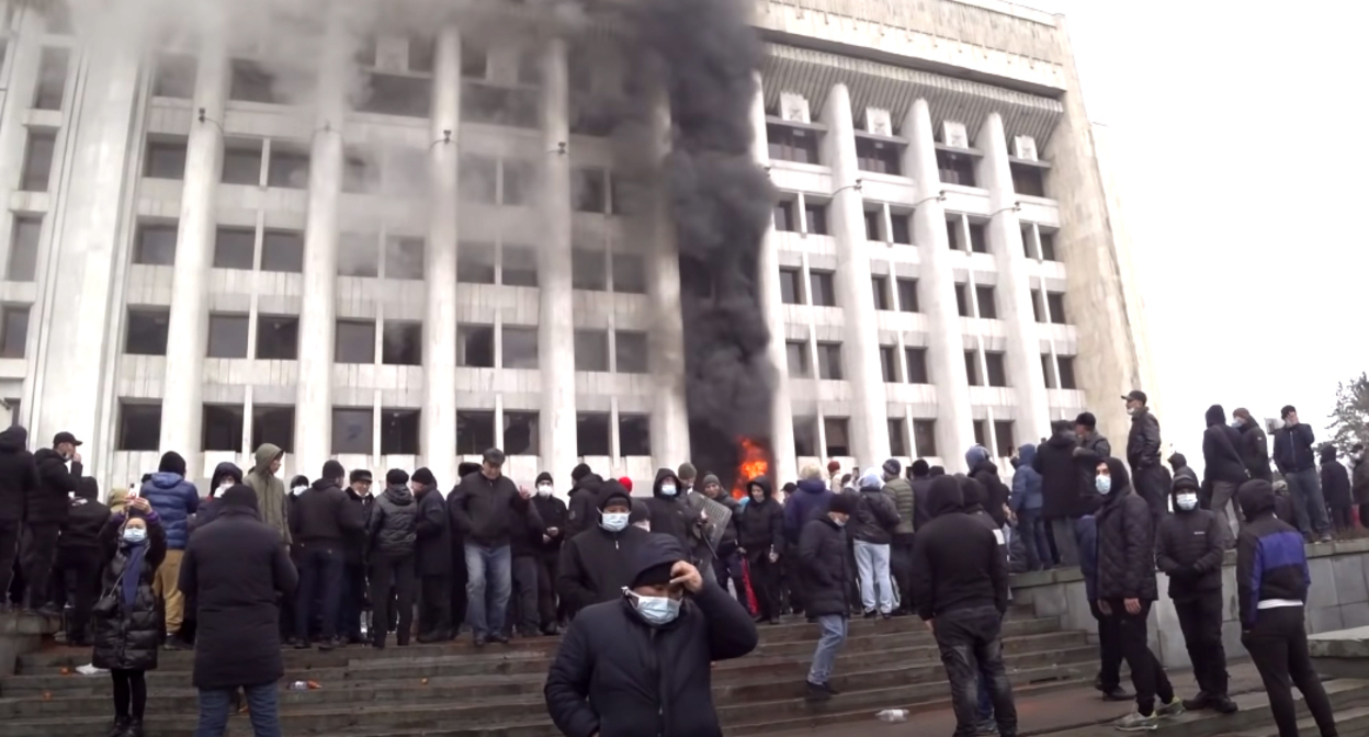 Протесты в Казахстане. Январь 2022 года. Стоп-кадр видео https://youtu.be/8zudsvxq_Sg Протесты в Казахстане. Январь 2022 года. Стоп-кадр видео https://youtu.be/8zudsvxq_Sg
