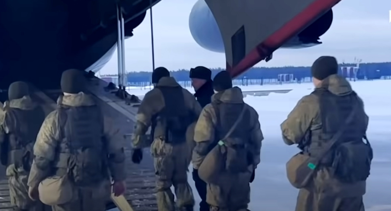 Вылет российских десантников в Казахстан. 6 января 2022 года. Стоп-кадр видео https://youtu.be/7mrVwyREwkg Вылет российских десантников в Казахстан. 6 января 2022 года. Стоп-кадр видео https://youtu.be/7mrVwyREwkg