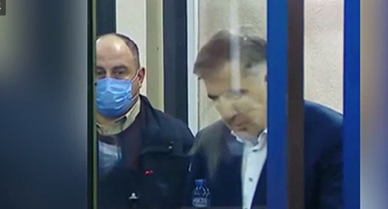 Михаил Саакашвили в зале суда. Кадр видео РЕН ТВ https://ren.tv/news/v-mire/909370-saakashvili-iz-zala-suda-prizval-storonnikov-prodolzhat-protesty Михаил Саакашвили в зале суда. Кадр видео РЕН ТВ https://ren.tv/news/v-mire/909370-saakashvili-iz-zala-suda-prizval-storonnikov-prodolzhat-protesty