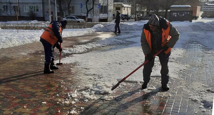 Уборка дорожки в парке Волгограда. Фото: пресс-служба администрации Волгограда Уборка дорожки в парке Волгограда. Фото: пресс-служба администрации Волгограда