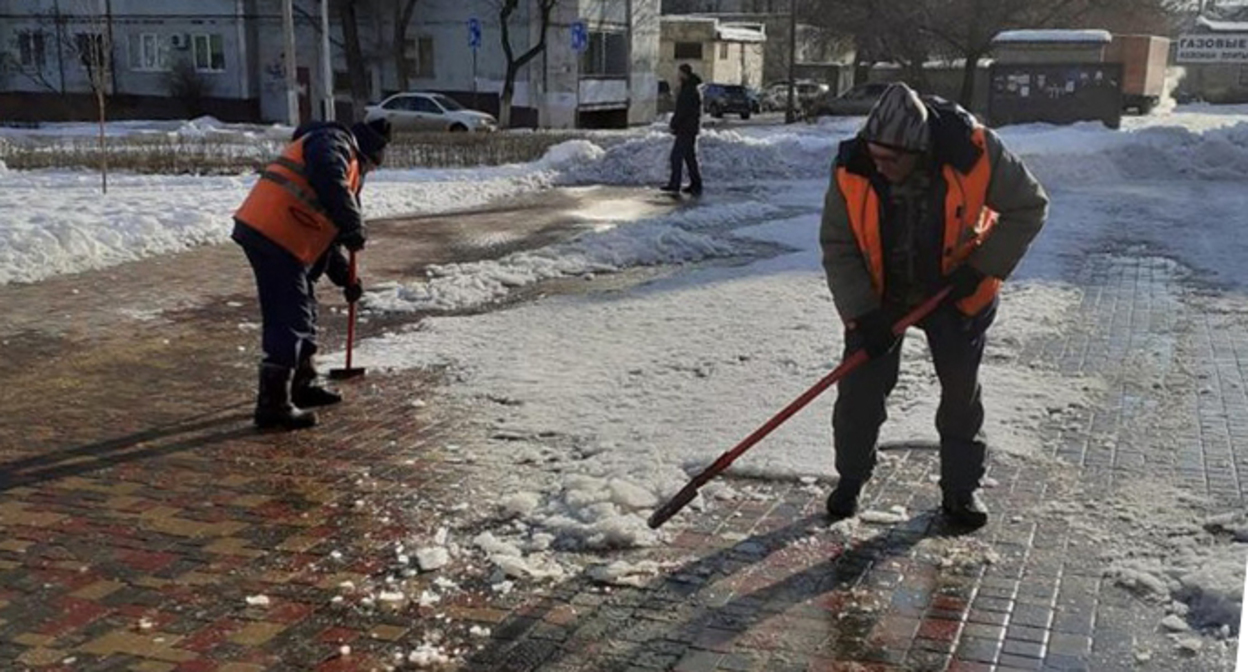 Уборка дорожки в парке Волгограда. Фото: пресс-служба администрации Волгограда Уборка дорожки в парке Волгограда. Фото: пресс-служба администрации Волгограда