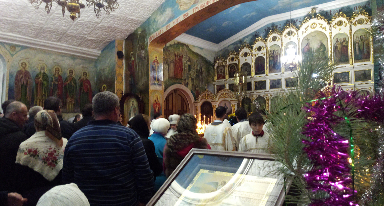 Праздничные богослужения в честь Сочельника и Рождества Христова. В храме Святого Симеона Столпника в Нальчике. Фото Людмила Маратова для "Кавказского узла" Праздничные богослужения в честь Сочельника и Рождества Христова. В храме Святого Симеона Столпника в Нальчике. Фото Людмила Маратова для "Кавказского узла"