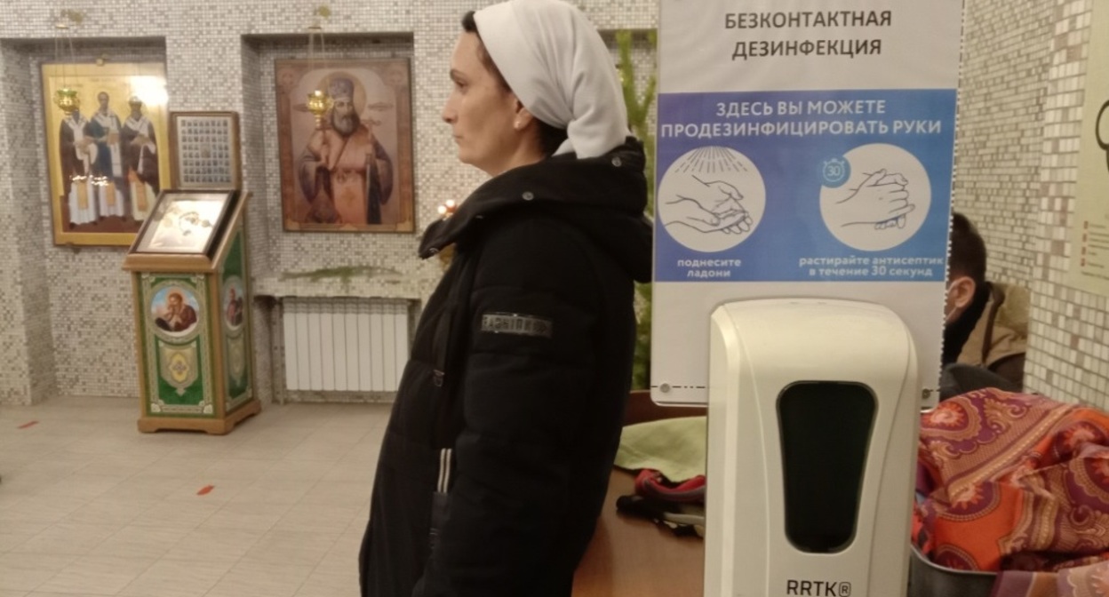 Антисептическое средство в храме Сергия Радонежского в Волгограде. Фото Вячеслава Ященко для "Кавказского узла" Антисептическое средство в храме Сергия Радонежского в Волгограде. Фото Вячеслава Ященко для "Кавказского узла"