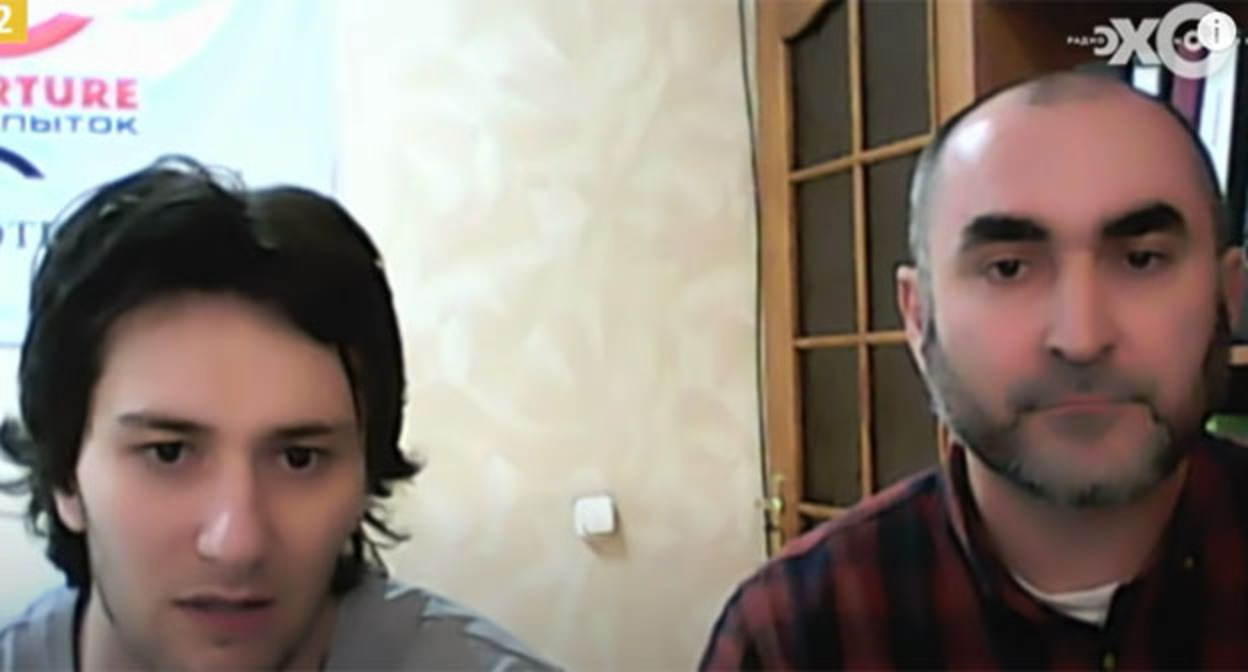 Абубакар Янгулбаев (cлева) и Магомед Аламов, у которых были похищены родственники. Скриншот видеоhttps://www.youtube.com/watch?v=dClFiDdjjyM Абубакар Янгулбаев (cлева) и Магомед Аламов, у которых были похищены родственники. Скриншот видеоhttps://www.youtube.com/watch?v=dClFiDdjjyM