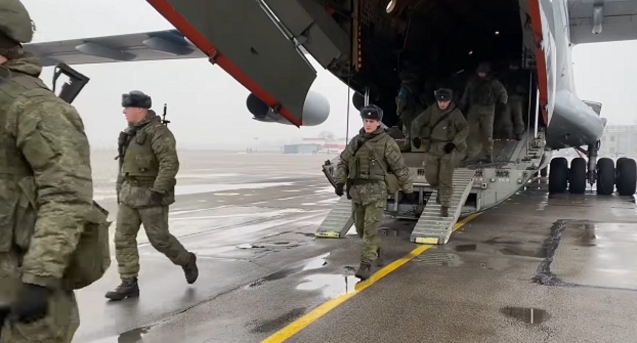 Российские военные, прибывшие в Казахстан в составе миротворческого контингента ОДКБ. Кадр видео Минобороны РФ www.youtube.com/watch?v=xLhbVuWOSNA Российские военные, прибывшие в Казахстан в составе миротворческого контингента ОДКБ. Кадр видео Минобороны РФ www.youtube.com/watch?v=xLhbVuWOSNA