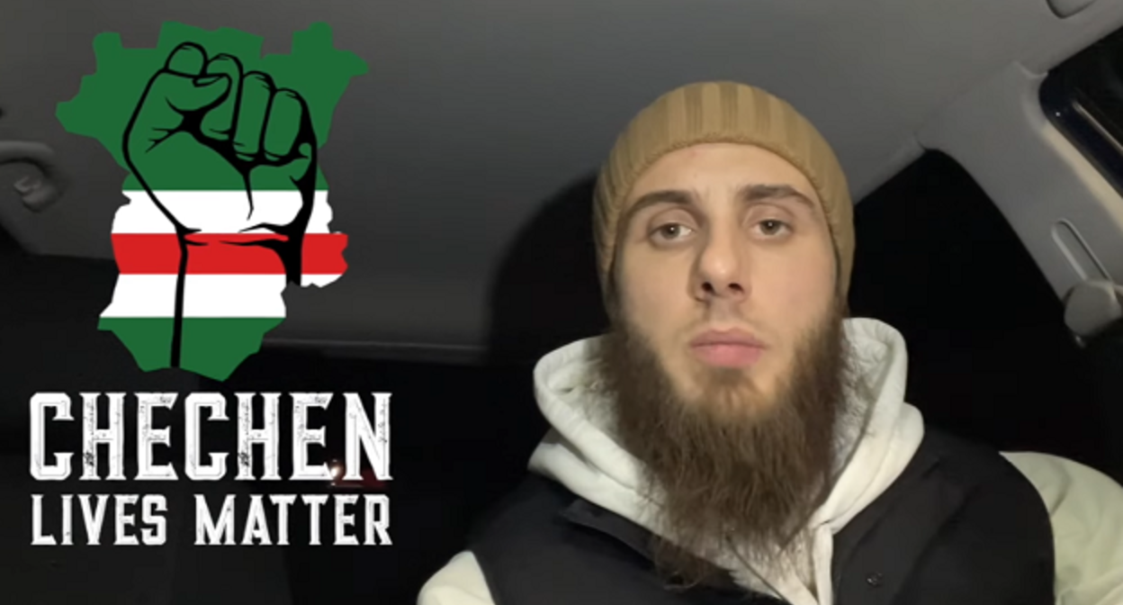 Мохмад Абдурахманов и символика акции #chechenlivesmatter. Кадр видео VAYFOND youtu.be/Riapge4CuXY Мохмад Абдурахманов и символика акции #chechenlivesmatter. Кадр видео VAYFOND youtu.be/Riapge4CuXY