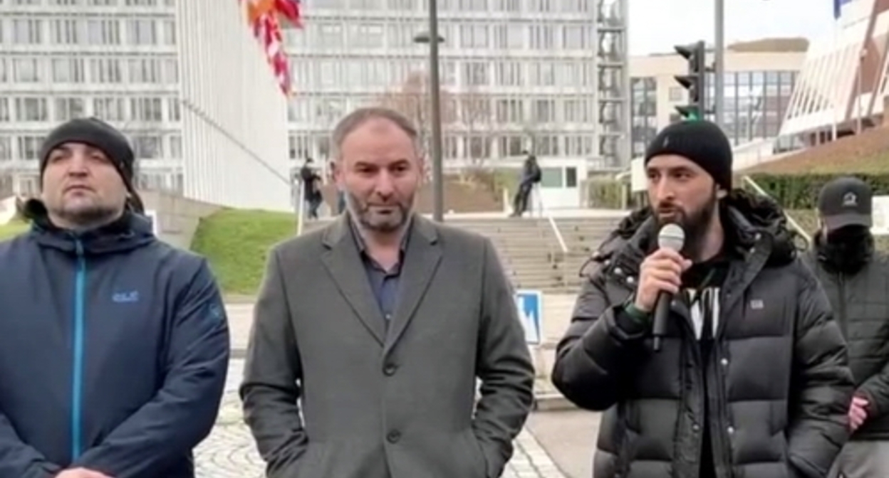 Тумсо Абдурахманов (справа) выступает на митинге в Страсбурге 8 января 2022 года. Скриншот из видео, опубликованного в Telegram-канале Тумсо Тумсо Абдурахманов (справа) выступает на митинге в Страсбурге 8 января 2022 года. Скриншот из видео, опубликованного в Telegram-канале Тумсо