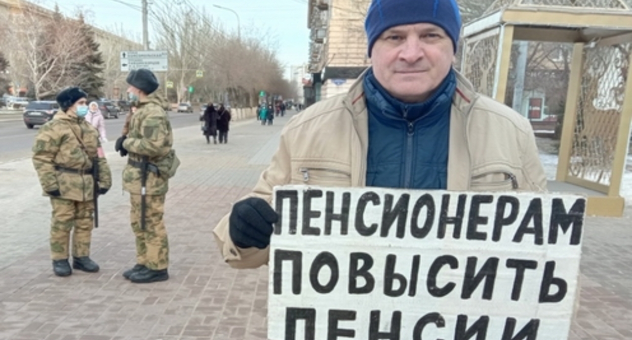 Одиночный пикет Владимира Тельпука. Волгоград, 9 января 2022 года. Фото Вячеслава Ященко для "Кавказского узла". Одиночный пикет Владимира Тельпука. Волгоград, 9 января 2022 года. Фото Вячеслава Ященко для "Кавказского узла".