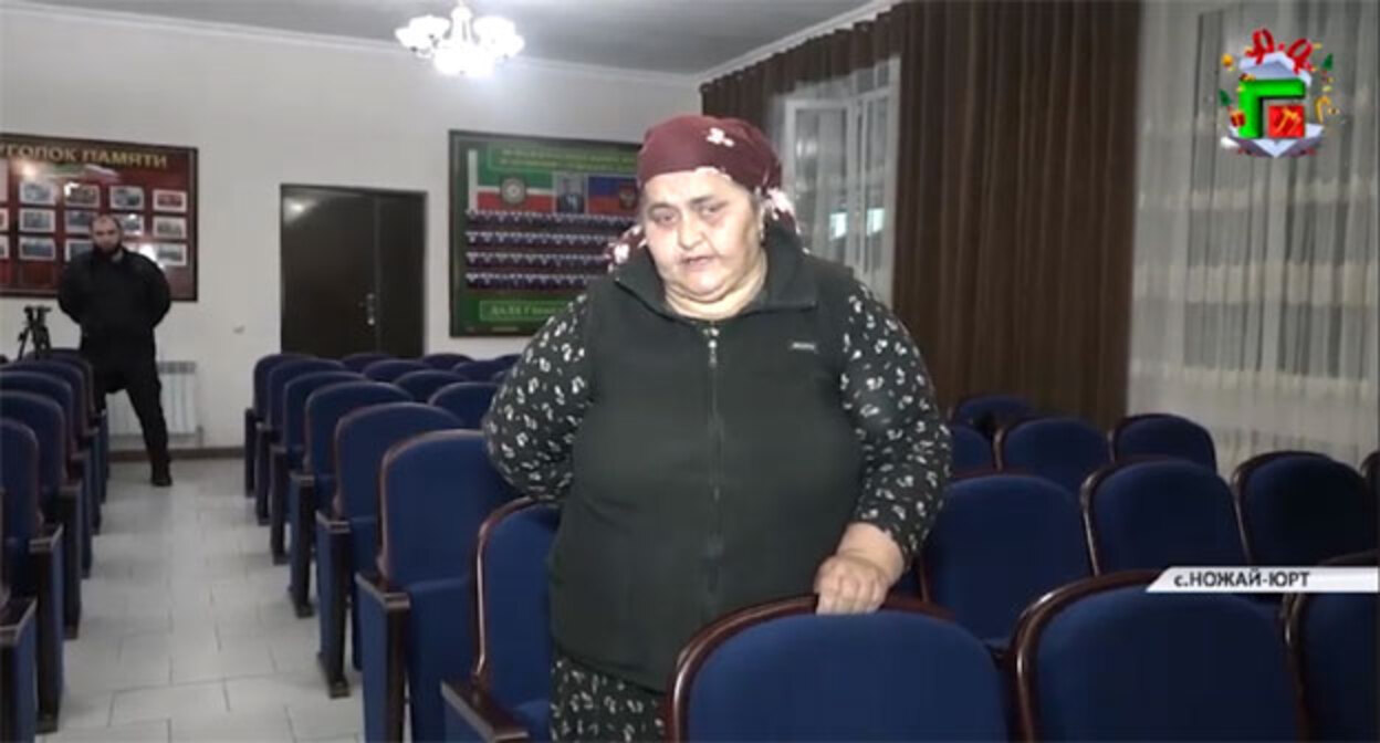Одна из двух задержанных силовиками жительниц Чечни. Кадр телесюжета ЧГТРК "Грозный" https://www.instagram.com/p/CYgJbXMp68l/ Одна из двух задержанных силовиками жительниц Чечни. Кадр телесюжета ЧГТРК "Грозный" https://www.instagram.com/p/CYgJbXMp68l/