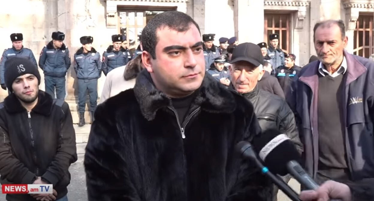 Давид Минасян (в центре) дает интервью после выборов главы общины Паракар 9 января 2022 года. Стопкадр из видео Youtube-канала «NEWS AM» https://www.youtube.com/watch?v=AQ8om0o_j-g Давид Минасян (в центре) дает интервью после выборов главы общины Паракар 9 января 2022 года. Стопкадр из видео Youtube-канала «NEWS AM» https://www.youtube.com/watch?v=AQ8om0o_j-g