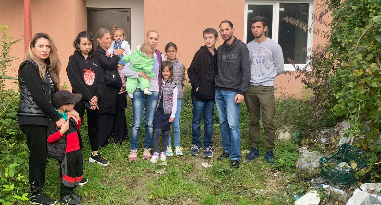 Две многодетные семьи на фоне своего дома в СТ "Раздольное". Фото Светланы Кравченко для "Кавказского узла" Две многодетные семьи на фоне своего дома в СТ "Раздольное". Фото Светланы Кравченко для "Кавказского узла"