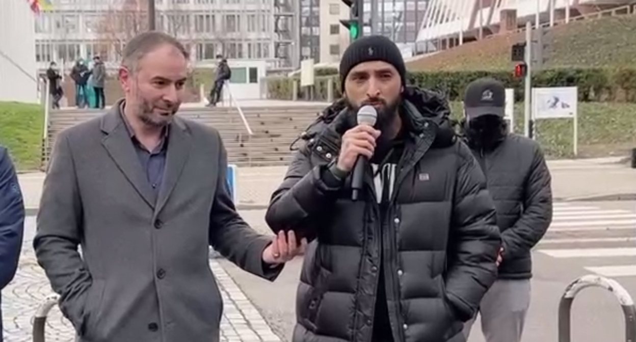 Тумсо Абдурахманов (справа) выступает на митинге в Страсбурге 8 января 2022 года. Скриншот из видео, опубликованного в Telegram-канале Тумсо Тумсо Абдурахманов (справа) выступает на митинге в Страсбурге 8 января 2022 года. Скриншот из видео, опубликованного в Telegram-канале Тумсо