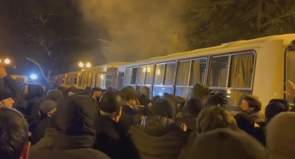 Акция протеста в Сухуме. Скриншот видео https://vk.com/dtpsochi?z=video-41267621_456245089%2F080d93f0cfb878c846%2Fpl_wall_-41267621 Акция протеста в Сухуме. Скриншот видео https://vk.com/dtpsochi?z=video-41267621_456245089%2F080d93f0cfb878c846%2Fpl_wall_-41267621
