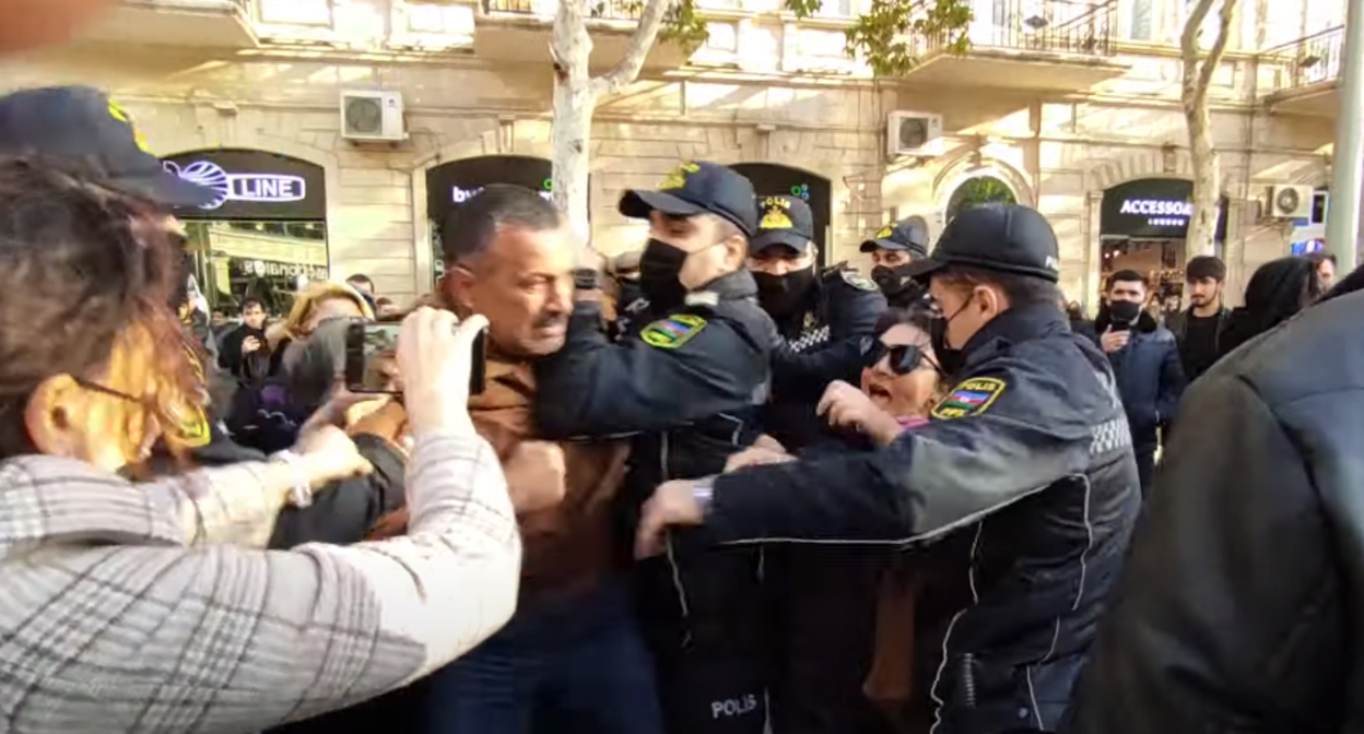 Задержание оппозиционного политика Тофига Ягублу. Кадр видео https://www.youtube.com/watch?v=hw0fCxk2BNA "Кавказского узла" Задержание оппозиционного политика Тофига Ягублу. Кадр видео https://www.youtube.com/watch?v=hw0fCxk2BNA "Кавказского узла"