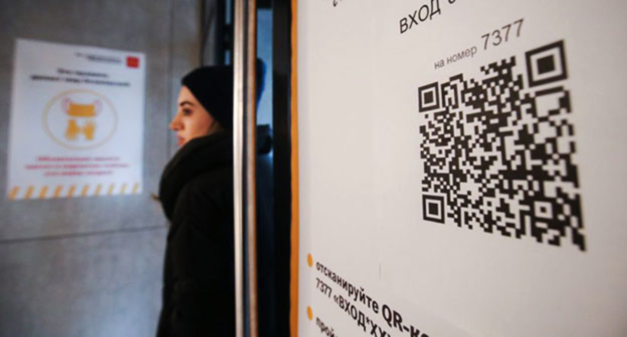 Предупреждающий плакат при входе в магазин. Фото: https://yeisk.info/wp-content/uploads/2021/11/756050083171040-825x510.jpg Предупреждающий плакат при входе в магазин. Фото: https://yeisk.info/wp-content/uploads/2021/11/756050083171040-825x510.jpg