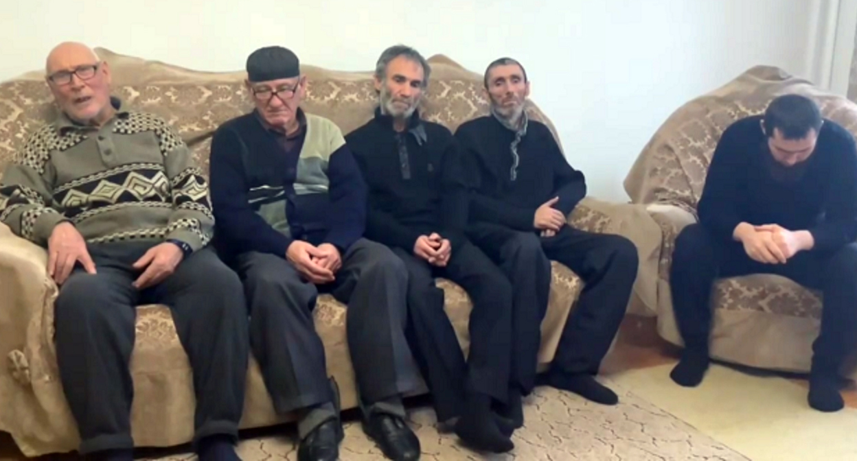 Видеообращение родственников Тумсо Абдурахманова. Кадр видео, размещенного в Instagram-паблике "Чечня онлайн" https://www.instagram.com/p/CYeU4rhgwlC/ Видеообращение родственников Тумсо Абдурахманова. Кадр видео, размещенного в Instagram-паблике "Чечня онлайн" https://www.instagram.com/p/CYeU4rhgwlC/