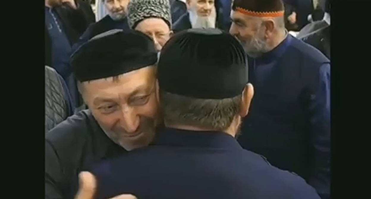 Бывший руководитель республиканского управления по делам религий Ингушетии Яхья Хадзхиев встречается с Рамзаном Кадыровым. Стоп-кадр видео https://t.me/fortangaorg/10835 Бывший руководитель республиканского управления по делам религий Ингушетии Яхья Хадзхиев встречается с Рамзаном Кадыровым. Стоп-кадр видео https://t.me/fortangaorg/10835