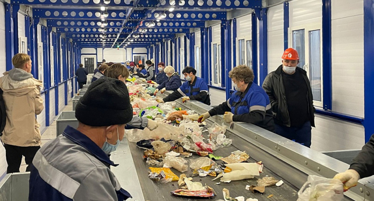 Сотрудники АО "Мусороуборочная компания". Фото: пресс-служба администрации Краснодарского края https://admkrai.krasnodar.ru/content/1131/show/607900/ Сотрудники АО "Мусороуборочная компания". Фото: пресс-служба администрации Краснодарского края https://admkrai.krasnodar.ru/content/1131/show/607900/