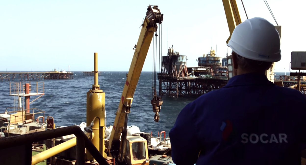 Сотрудник нефтяной компании Азербайджана в Каспийском море. Кадр видео пресс-службы SOCAR https://www.youtube.com/channel/UCR3ESvj6lis5URTBhJJsLEQ Сотрудник нефтяной компании Азербайджана в Каспийском море. Кадр видео пресс-службы SOCAR https://www.youtube.com/channel/UCR3ESvj6lis5URTBhJJsLEQ
