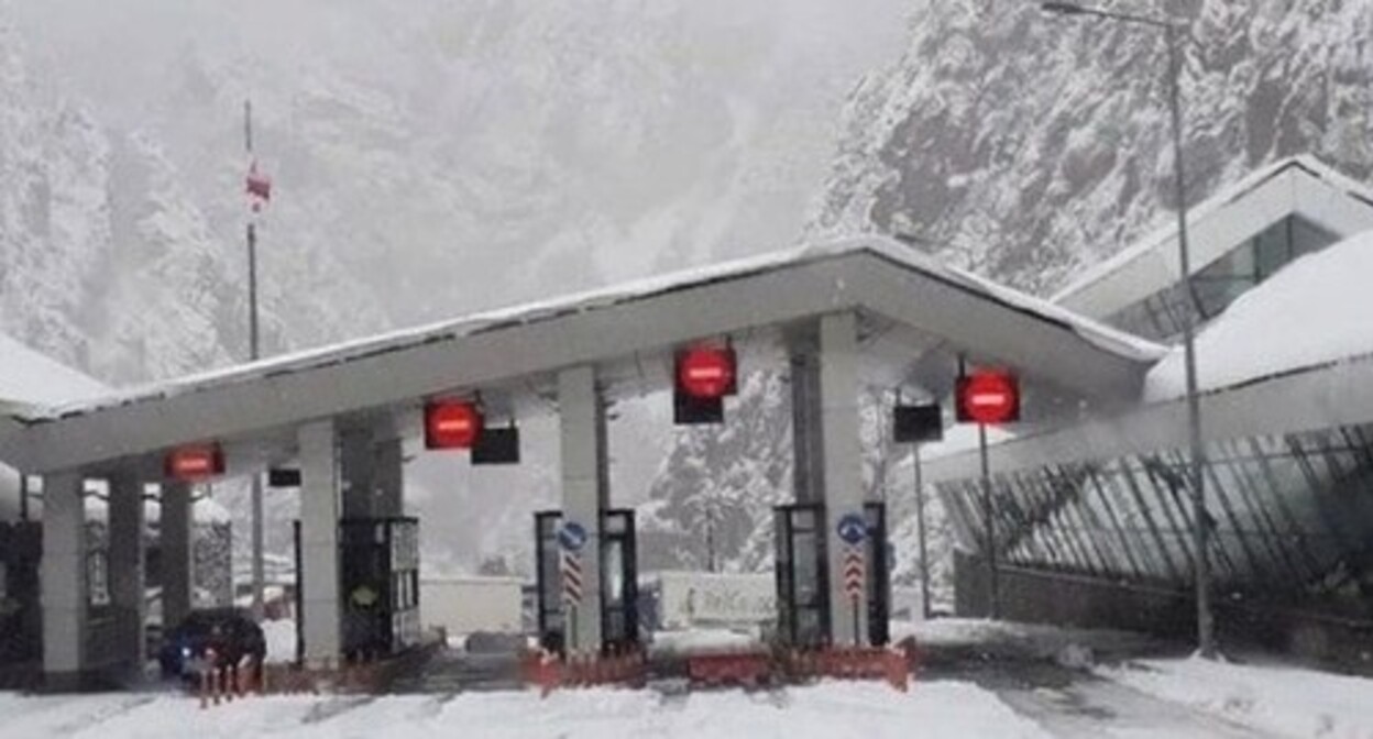 КПП "Верхний Ларс". Фото: пресс-служба главного управления МЧС России по Северной Осетии https://15.mchs.gov.ru/deyatelnost/press-centr/operativnaya-informaciya/4635312 КПП "Верхний Ларс". Фото: пресс-служба главного управления МЧС России по Северной Осетии https://15.mchs.gov.ru/deyatelnost/press-centr/operativnaya-informaciya/4635312
