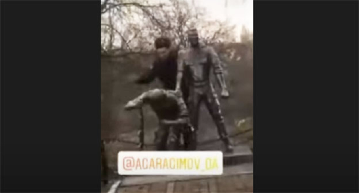 Стоп-кадр видео надругательства над памятником в воинской части на Кубани. Скриншот https://www.youtube.com/watch?v=AYHqMO-o4bU Стоп-кадр видео надругательства над памятником в воинской части на Кубани. Скриншот https://www.youtube.com/watch?v=AYHqMO-o4bU