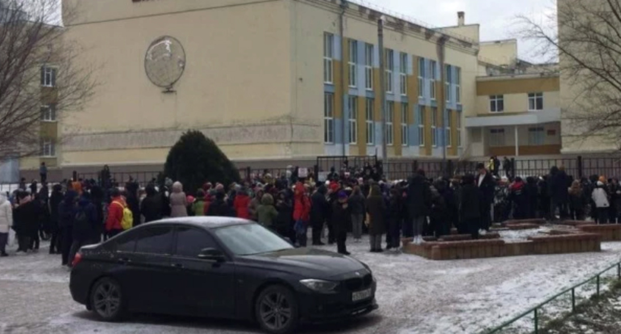 Эвакуация школы № 10 в Ростове:на-Дону . Фото: "Это Ростов" / Vk.com Эвакуация школы № 10 в Ростове:на-Дону . Фото: "Это Ростов" / Vk.com