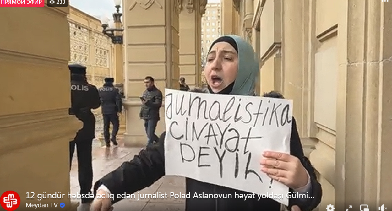 Супруга осужденного журналиста Полада Асланова вышла на пикет около здания Генпрокуратуры Азербайджана. Кадр видео прямого эфира https://www.facebook.com/MeydanTelevision/videos/2434785536658608 Супруга осужденного журналиста Полада Асланова вышла на пикет около здания Генпрокуратуры Азербайджана. Кадр видео прямого эфира https://www.facebook.com/MeydanTelevision/videos/2434785536658608
