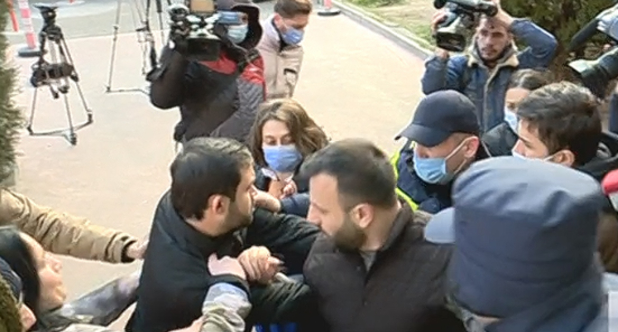 Протестующие в Тбилиси требуют не повышать тарифы на свет. Кадр видео ТК Рустави2 https://rustavi2.ge/ka/news/219583 Протестующие в Тбилиси требуют не повышать тарифы на свет. Кадр видео ТК Рустави2 https://rustavi2.ge/ka/news/219583