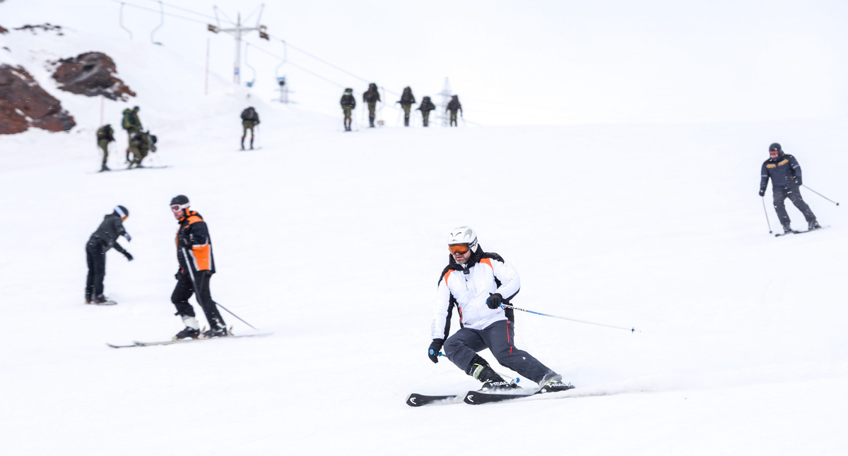 Курорт "Эльбрус". Фото: пресс-служба курорта https://resort-elbrus.ru/winters/gornye-lyzhi/#gallery-4 Курорт "Эльбрус". Фото: пресс-служба курорта https://resort-elbrus.ru/winters/gornye-lyzhi/#gallery-4