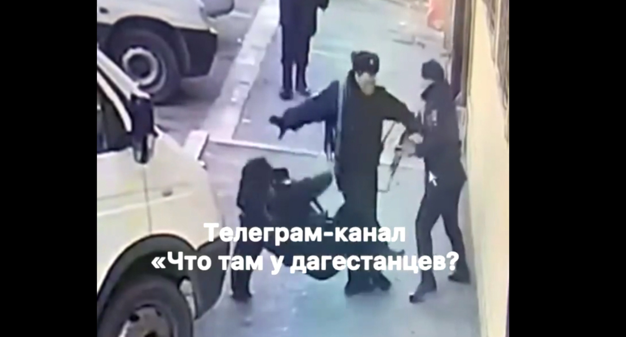 Драка сотрудников полиции в Дагестане. Скриншот сообщения в Instagram-паблике "Insta Dag Драка сотрудников полиции в Дагестане. Скриншот сообщения в Instagram-паблике "Insta Dag