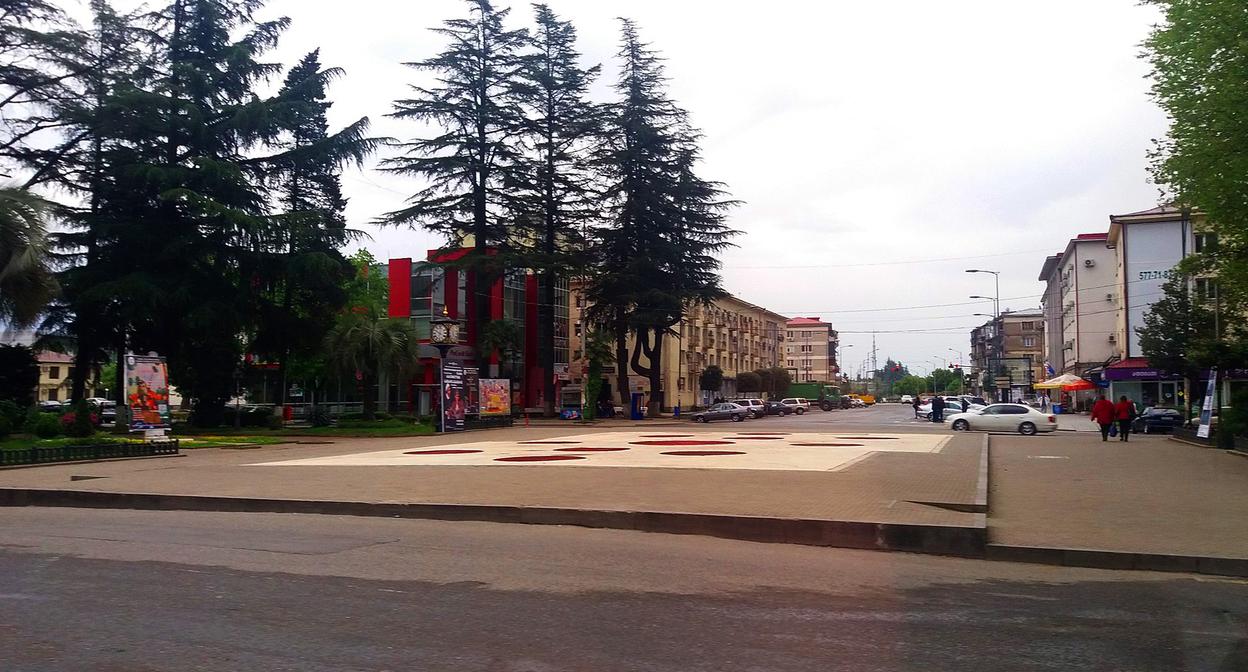 Улица Ш. Руставели в Зугдиди. Фото Raf24~commonswiki https://commons.wikimedia.org/wiki/Category:Zugdidi
Улица Ш. Руставели в Зугдиди. Фото Raf24~commonswiki https://commons.wikimedia.org/wiki/Category:Zugdidi