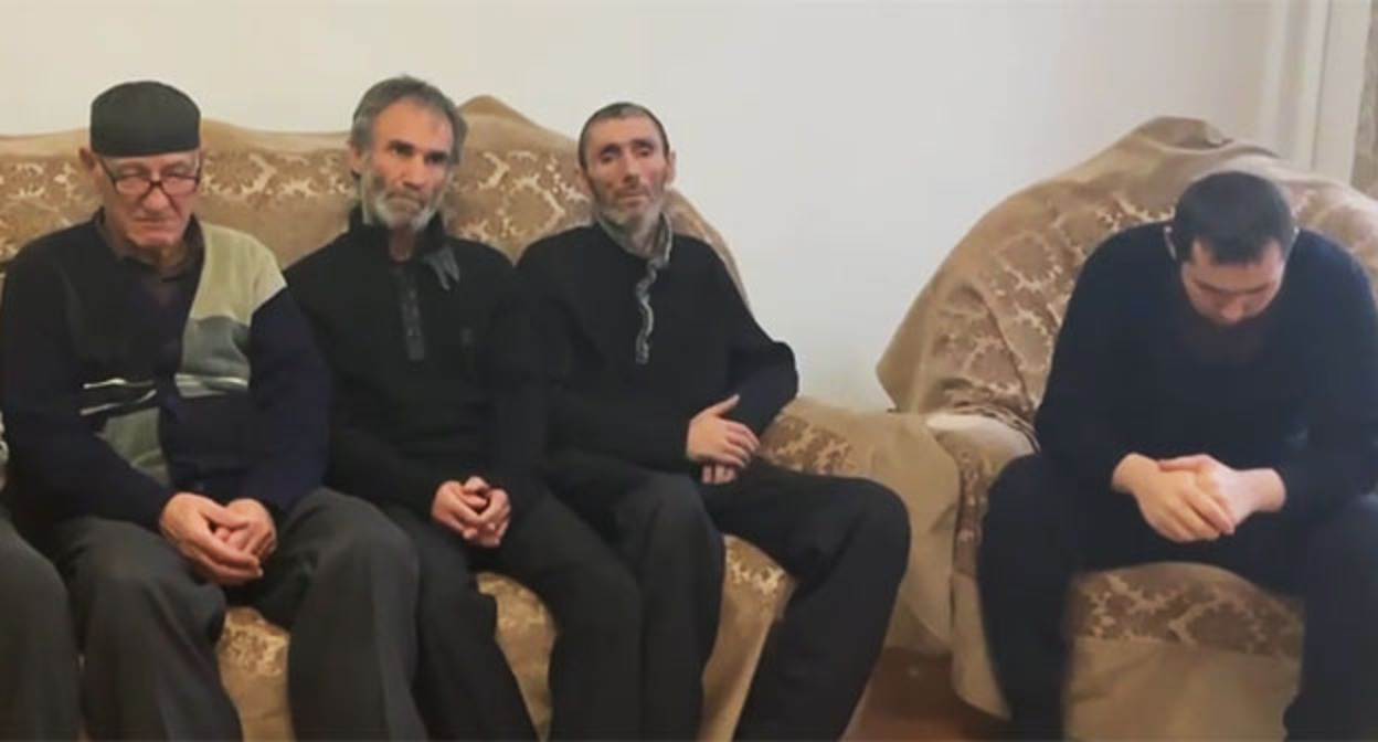Видеообращение родственников Тумсо Абдурахманова. Кадр видео, размещенного в Instagram-паблике "Чечня онлайн" https://www.instagram.com/p/CYeU4rhgwlC/ Видеообращение родственников Тумсо Абдурахманова. Кадр видео, размещенного в Instagram-паблике "Чечня онлайн" https://www.instagram.com/p/CYeU4rhgwlC/