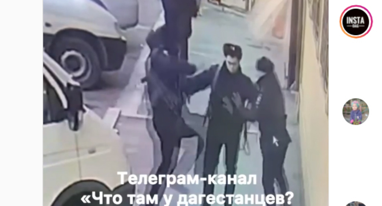 Драка сотрудников полиции в Дагестане. Скриншот сообщения в Instagram-паблике Insta Dag Драка сотрудников полиции в Дагестане. Скриншот сообщения в Instagram-паблике Insta Dag