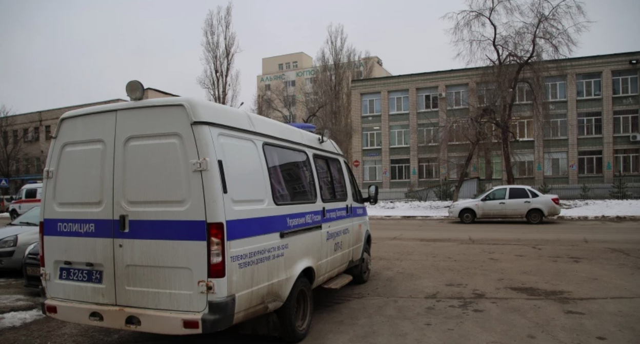 Автомобиль полиции у здания школы в Волгограде. Фото: Николай Смуров https://v1.ru/text/gorod/2020/01/17/66448552/ Автомобиль полиции у здания школы в Волгограде. Фото: Николай Смуров https://v1.ru/text/gorod/2020/01/17/66448552/