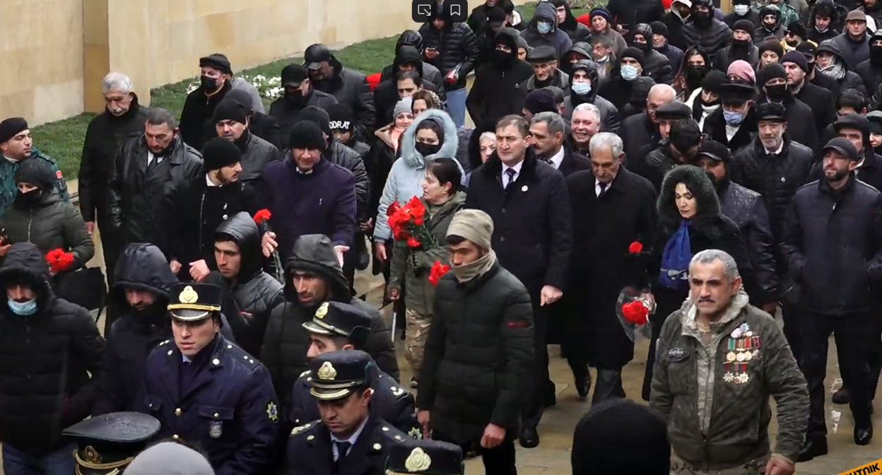 Жители Баку идут к мемориалу на Аллее шехидов 20 января 2022 года. Кадр видео Sputnik Азербайджан https://www.youtube.com/watch?v=FLVYvaxlHBk Жители Баку идут к мемориалу на Аллее шехидов 20 января 2022 года. Кадр видео Sputnik Азербайджан https://www.youtube.com/watch?v=FLVYvaxlHBk