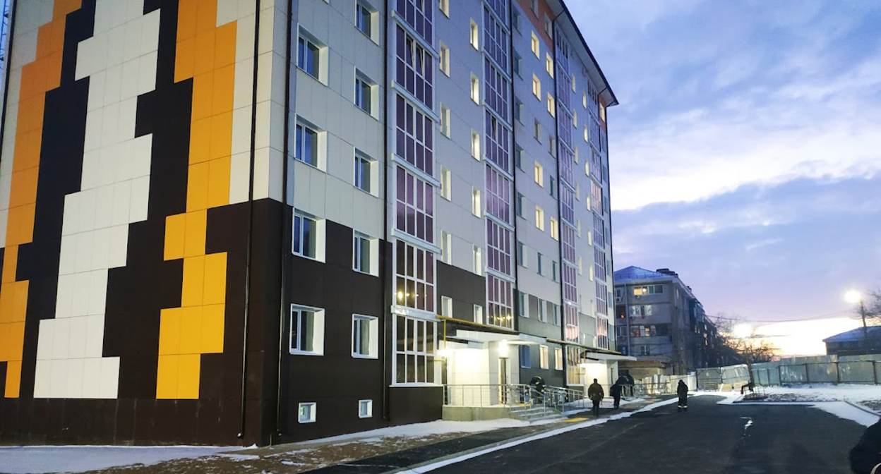 Парадная сторона дома, построенного для жильцов, пострадавших от взрыва девятиэтажки. Элиста, 15 января 2022 года. Фото Бадмы Бюрчиева, специально для "Кавказского узла" Парадная сторона дома, построенного для жильцов, пострадавших от взрыва девятиэтажки. Элиста, 15 января 2022 года. Фото Бадмы Бюрчиева, специально для "Кавказского узла"