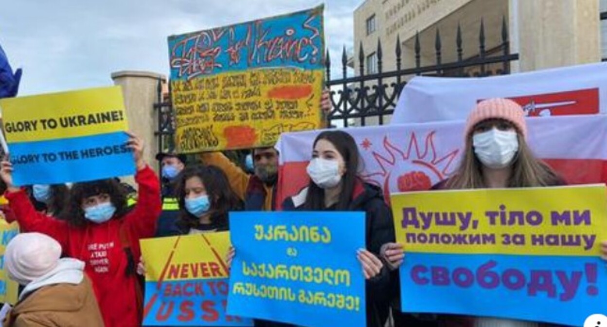 Участники акции в поддержку Украины в Тбилиси 23 января 2022 года. Скриншот со страницы агентства «Новости- Грузия» в Facebook. https://www.facebook.com/NEWSGEORGIA/posts/4877941272253178 Участники акции в поддержку Украины в Тбилиси 23 января 2022 года. Скриншот со страницы агентства «Новости- Грузия» в Facebook. https://www.facebook.com/NEWSGEORGIA/posts/4877941272253178