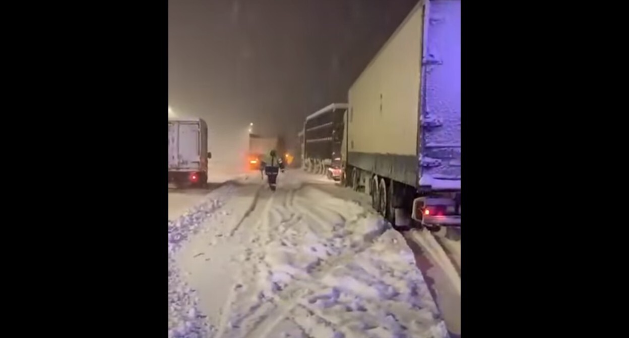 Остановленные на Молдовановском перевале в Краснодарском крае большегрузы. Стоп-кадр из видео Youtube-канала "Живая Кубань". https://www.youtube.com/watch?v=2HoCPVUj2f Остановленные на Молдовановском перевале в Краснодарском крае большегрузы. Стоп-кадр из видео Youtube-канала "Живая Кубань". https://www.youtube.com/watch?v=2HoCPVUj2f