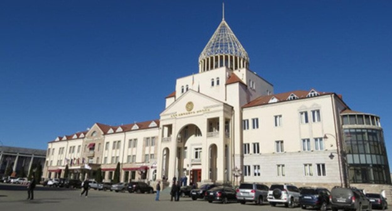 Здание парламента Нагорного Карабаха в Степанакерте. Фото Алвард Григорян для "Кавказского узла" Здание парламента Нагорного Карабаха в Степанакерте. Фото Алвард Григорян для "Кавказского узла"