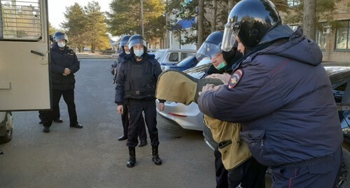 ФСБ задерживает подозреваемого. Фото: http://nac.gov.ru/terrorizmu-net/fsb/fsb-rossii-predotvrashchena-popytka-soversheniya.html ФСБ задерживает подозреваемого. Фото: http://nac.gov.ru/terrorizmu-net/fsb/fsb-rossii-predotvrashchena-popytka-soversheniya.html