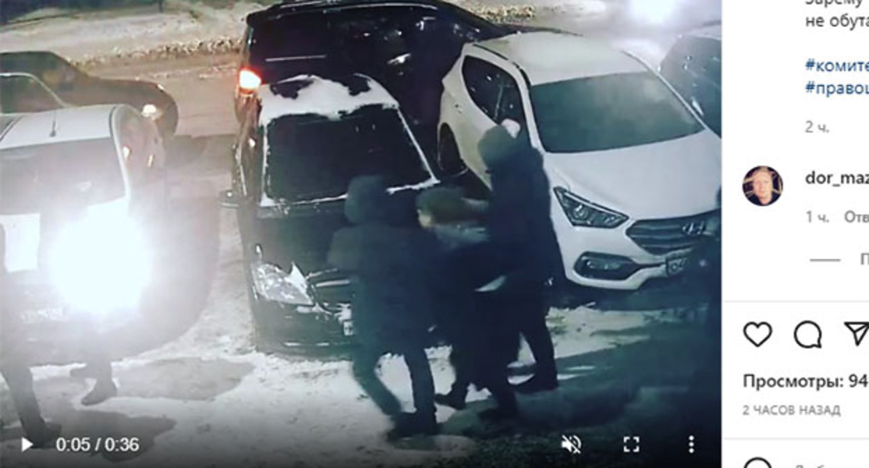 Силовики ведут Зарему Мусаеву. Скриншот видео https://www.instagram.com/p/CZHKjIooFWA/ Силовики ведут Зарему Мусаеву. Скриншот видео https://www.instagram.com/p/CZHKjIooFWA/