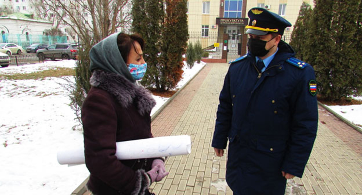 Сотрудники прокуратуры приглашают Зариму Барахоеву написать заявление. Фото Вячеслава Ященко для "Кавказского узла" Сотрудники прокуратуры приглашают Зариму Барахоеву написать заявление. Фото Вячеслава Ященко для "Кавказского узла"