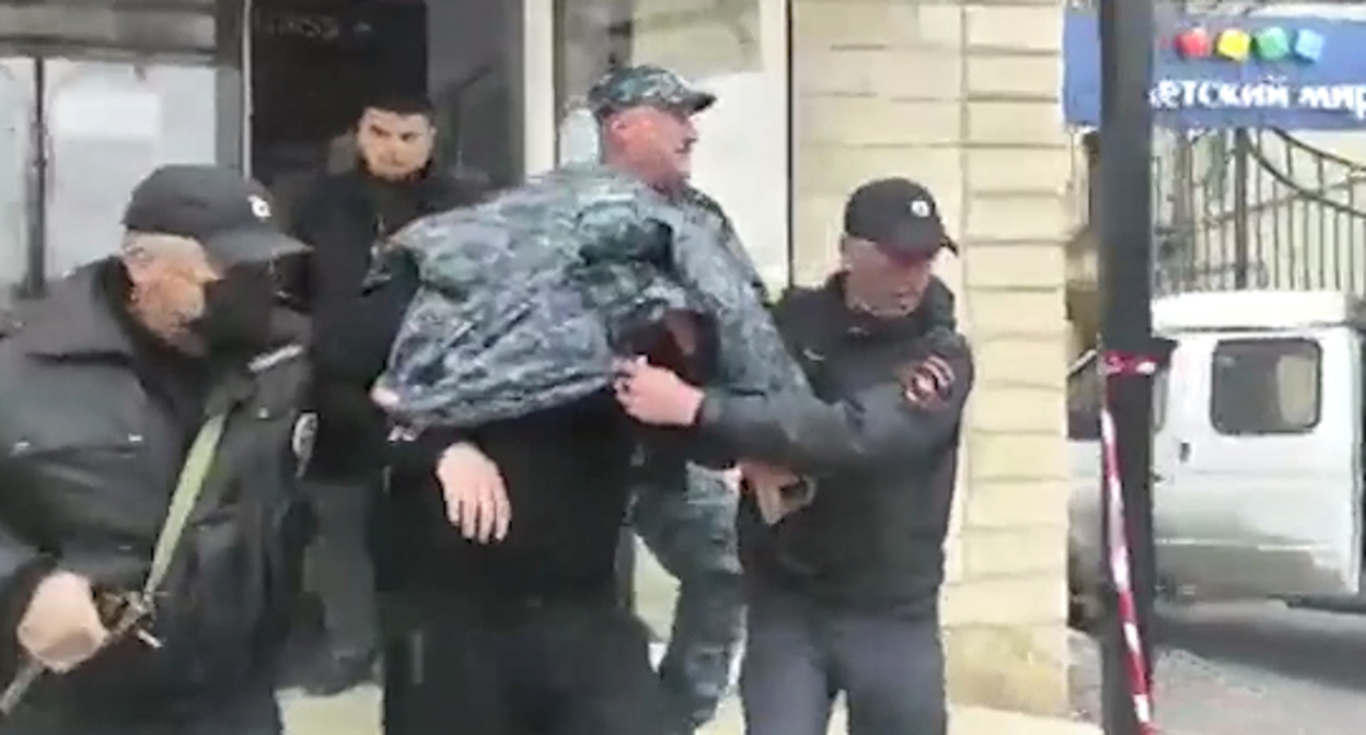 Задержание 53-летнего жителя Владикавказа, обвиняемого в захвате заложников в одном из магазинов города. Кадр видео ТВЦ https://www.tvc.ru/news/show/id/208502/ Задержание 53-летнего жителя Владикавказа, обвиняемого в захвате заложников в одном из магазинов города. Кадр видео ТВЦ https://www.tvc.ru/news/show/id/208502/